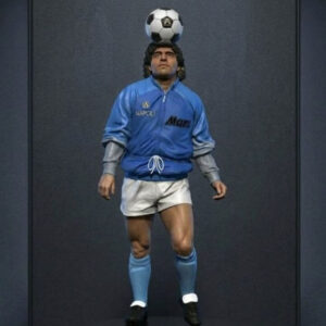 Diego Armando Maradona fue un futbolista argentino considerado uno de los más grandes de la historia. Es célebre por liderar a la Selección Argentina al título mundial en México 1986.